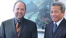 Bei seinem Antrittsbesuch im Saarland traf der neue Botschafter der Republik Madagaskar, Dr. Denis A. H. Andriamandroso (rechts), zu einem Meinungsaustausch mit Wirtschaftsstaatssekret&auml;r Albert Hettrich zusammen.